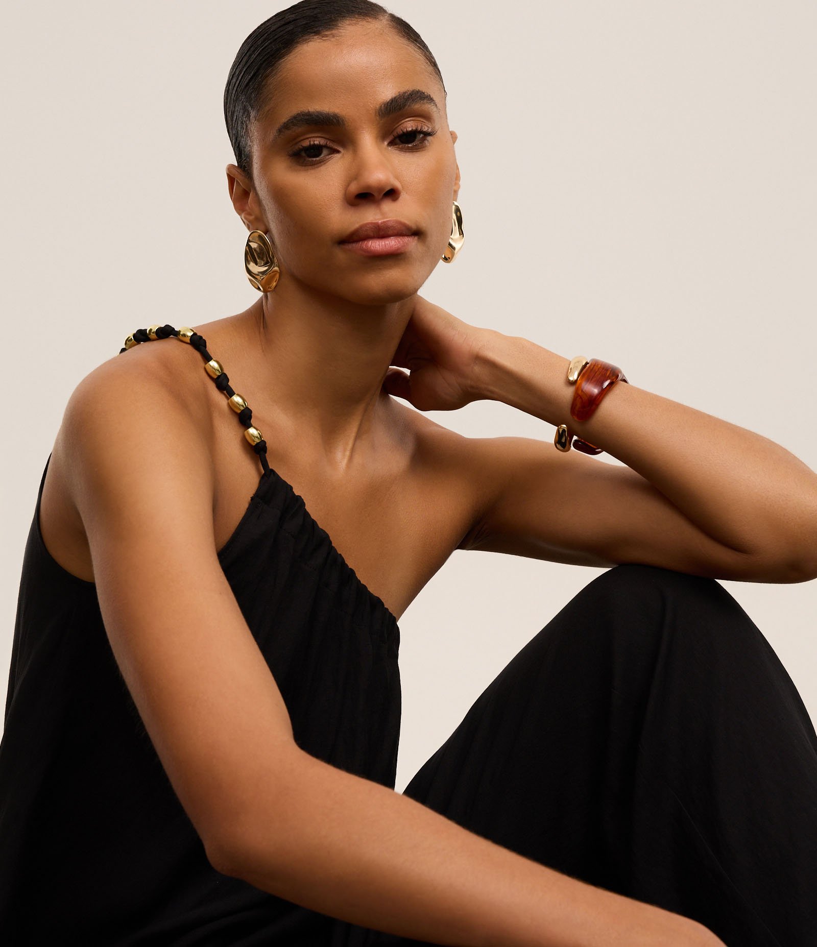 Blusa em Chalis Um Ombro Só com Bolinhas nas Alças Preto 6