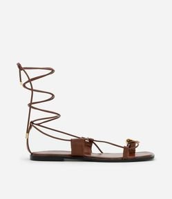 Sandália Rasteira com Detalhe de Metal Orgânico no Dedal e Amarração