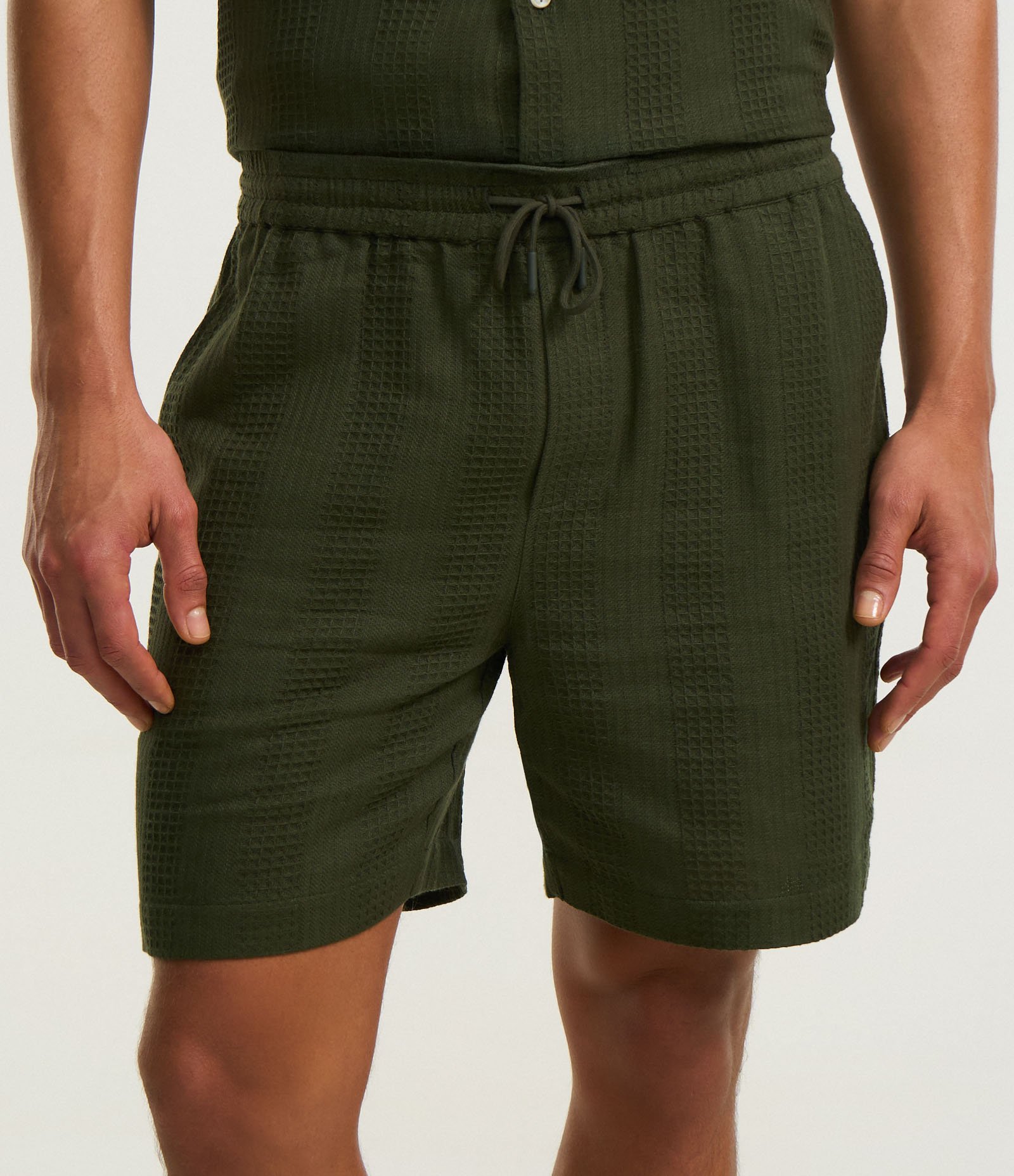 Bermuda em Algodão com Amarração no Cós e Textura Quadriculada Vertical Verde escuro 2