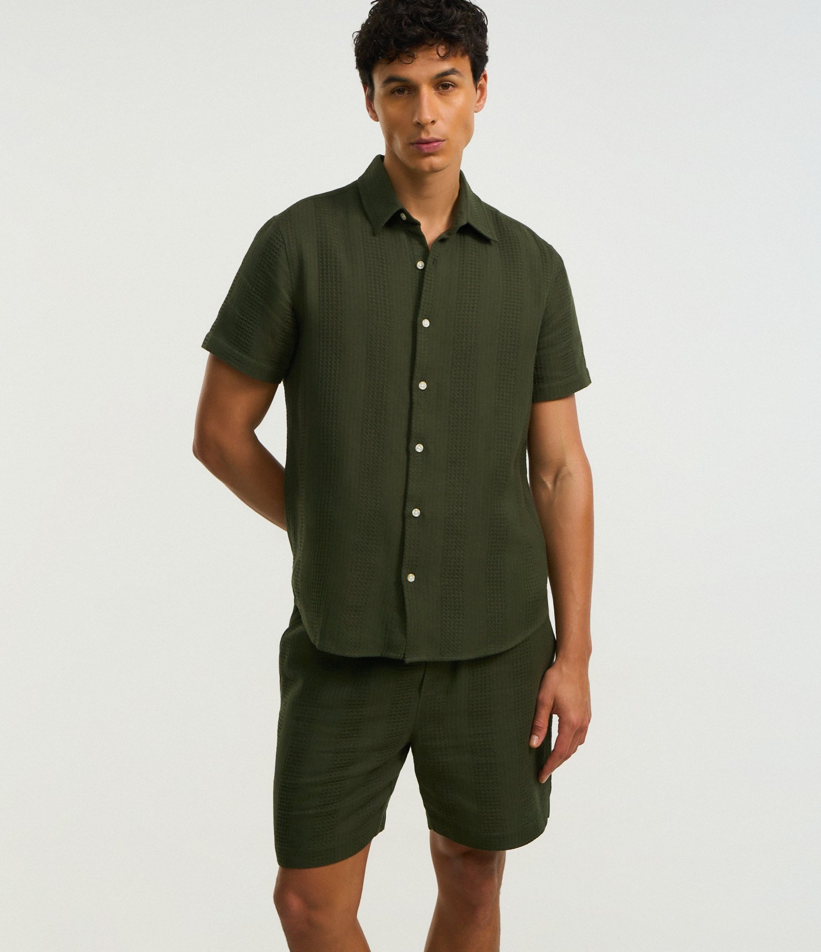 Bermuda em Algodão com Amarração no Cós e Textura Quadriculada Vertical Verde escuro 4