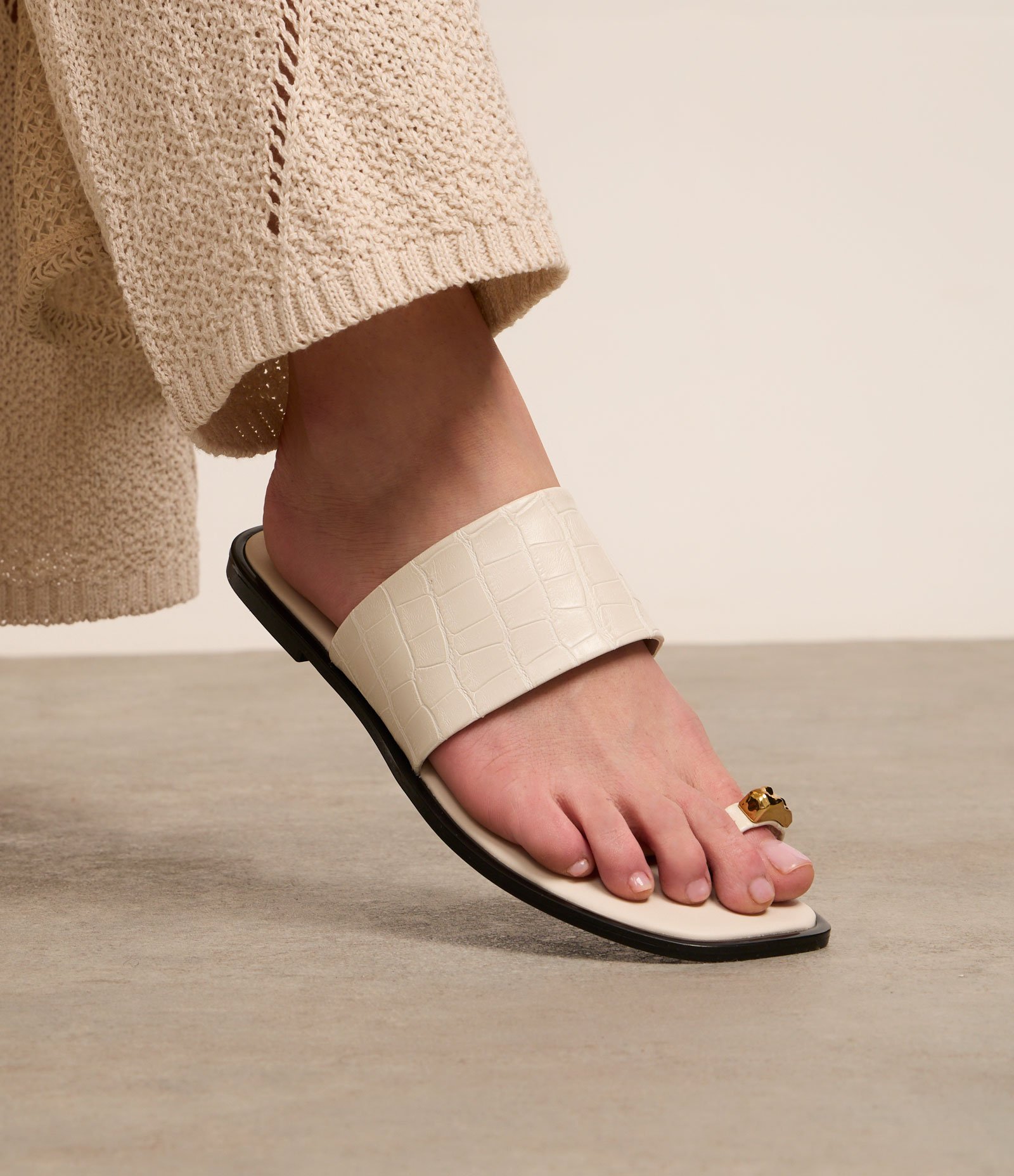 Sandália Rasteira com Dedeira em Croco Off White 7