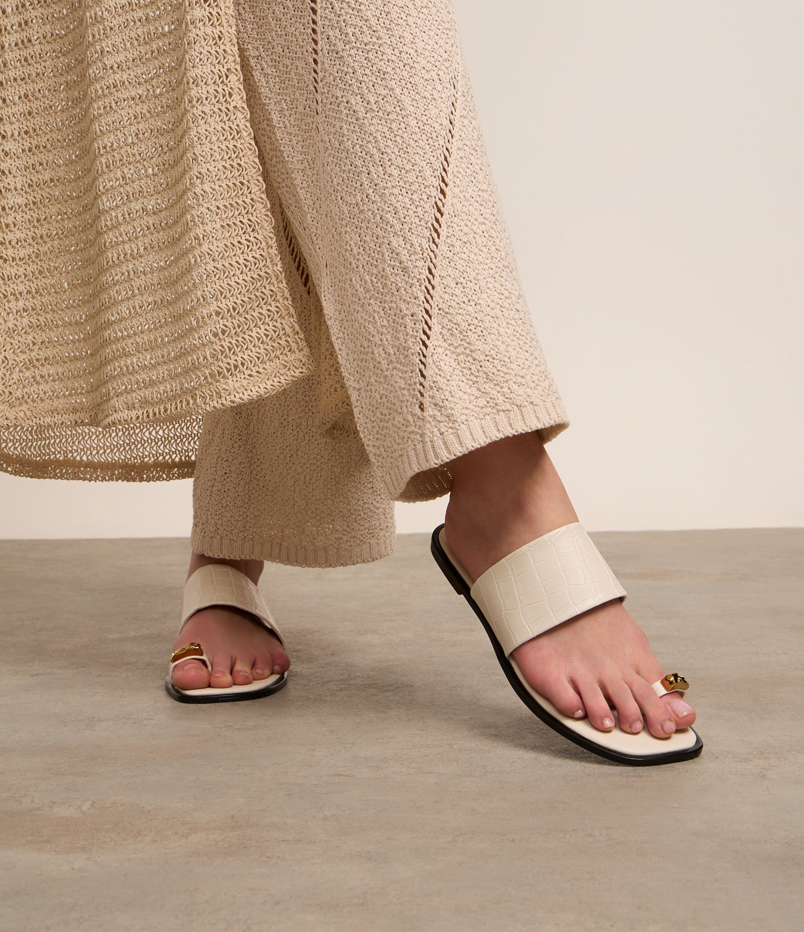 Sandália Rasteira com Dedeira em Croco Off White 3