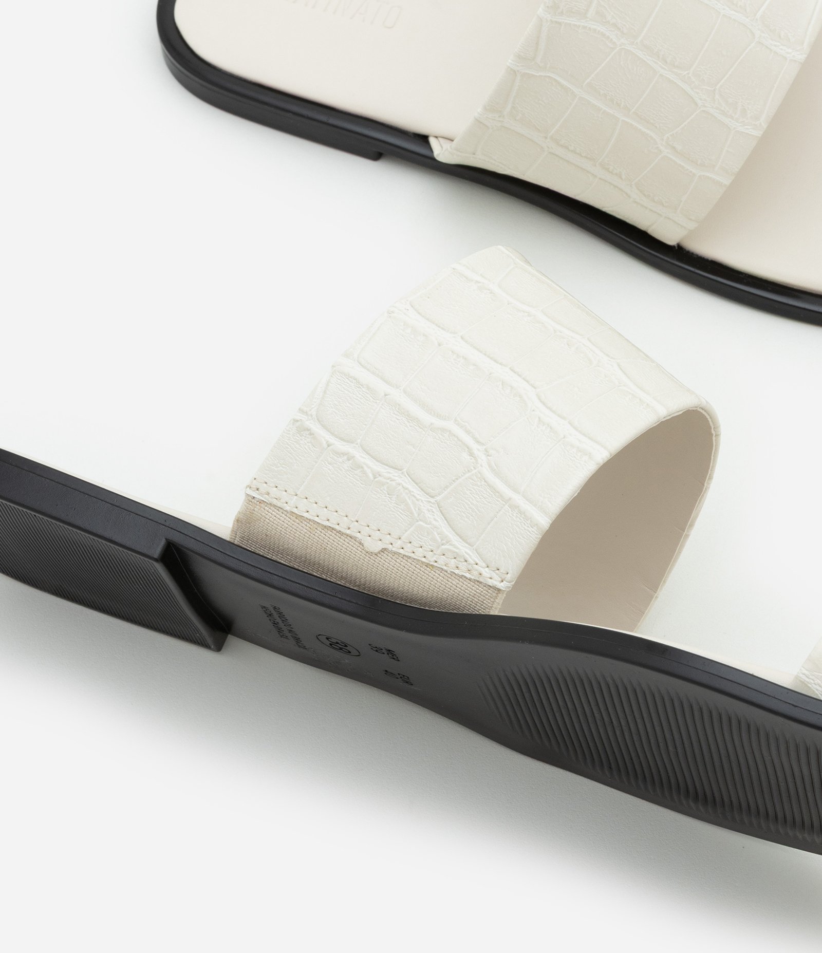 Sandália Rasteira com Dedeira em Croco Off White 5