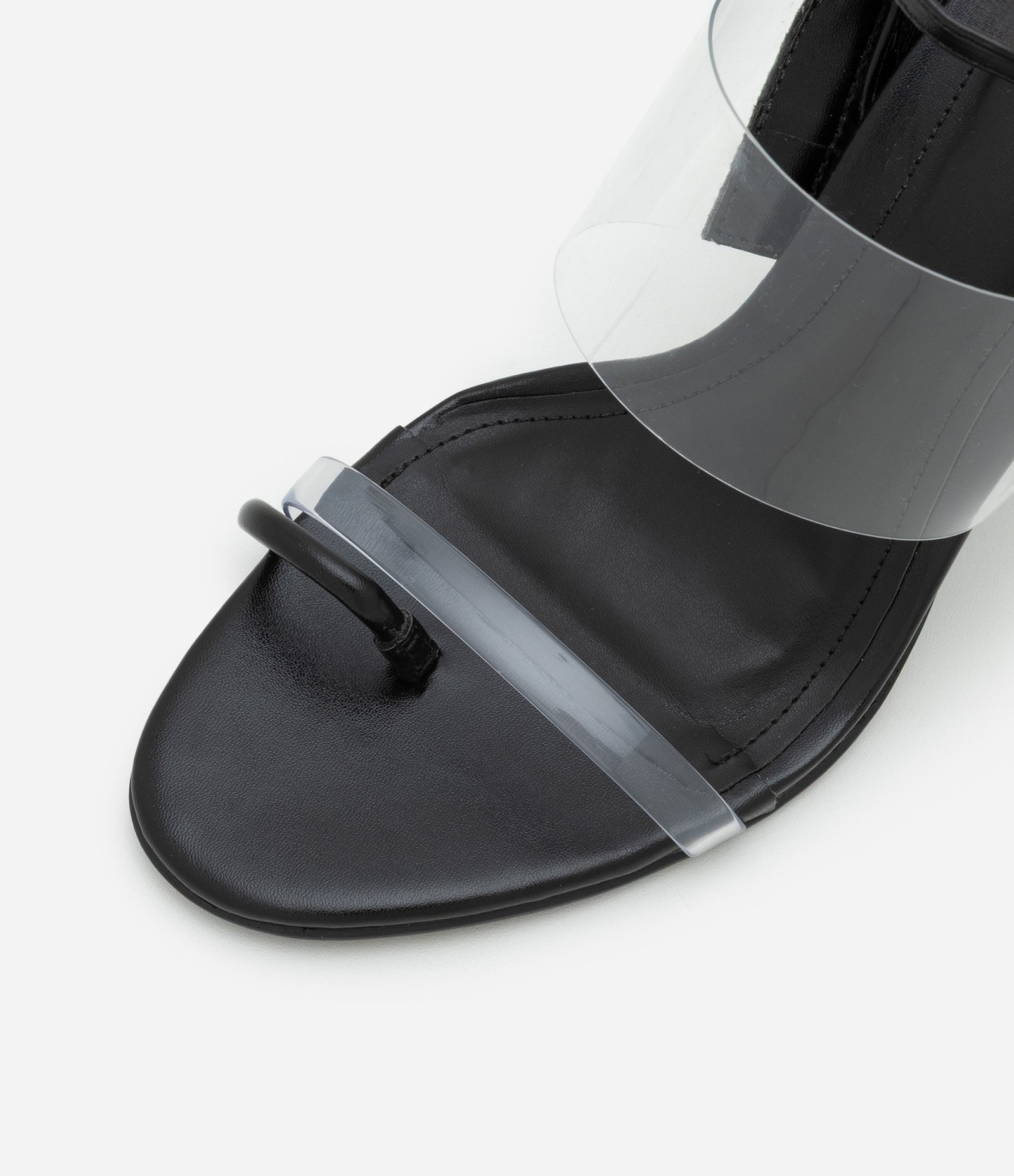 Sandália de Salto Fino com Dedeira e Tira de Vinil Preto 4