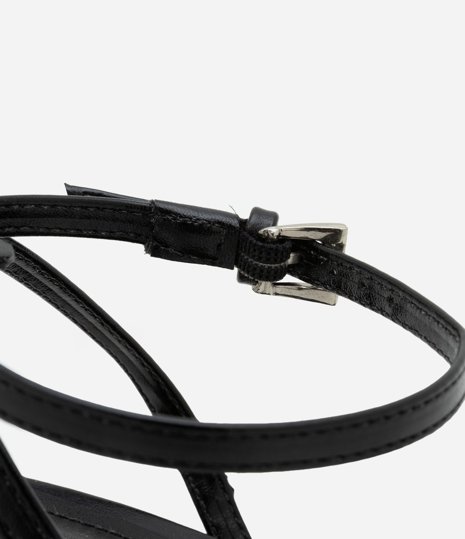 Sandália de Salto Fino com Dedeira e Tira de Vinil Preto 5