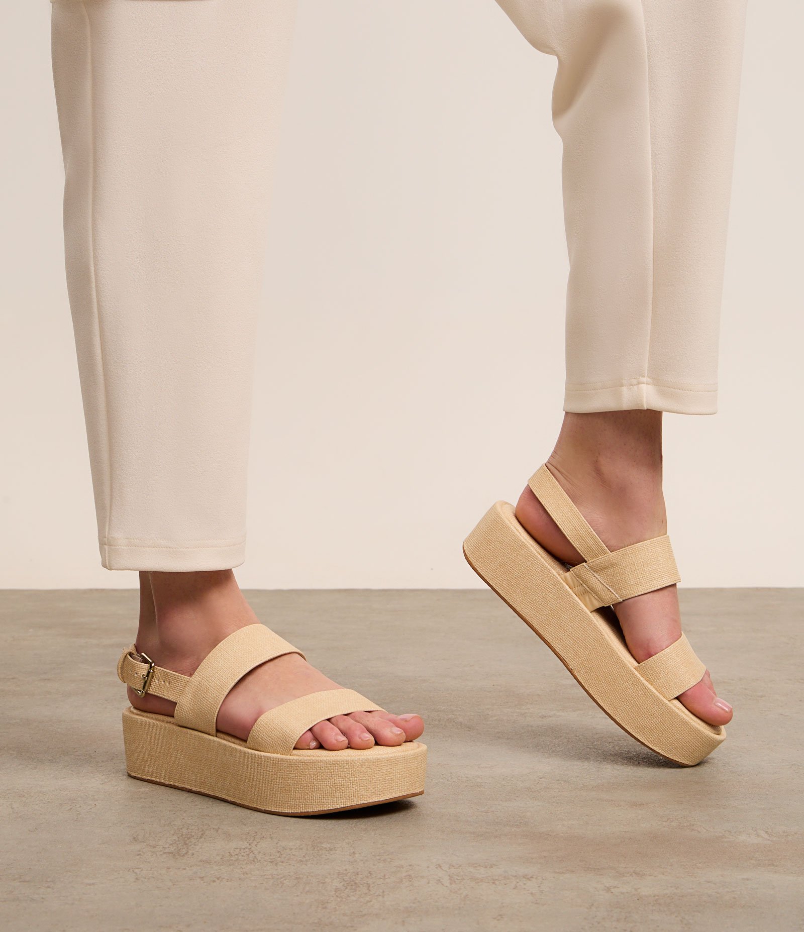 Sandália Flatform com Tiras e Efeito Linho Bege 8