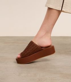 Sandália Flatform com Cabedal com Textura Macramê e Dedal