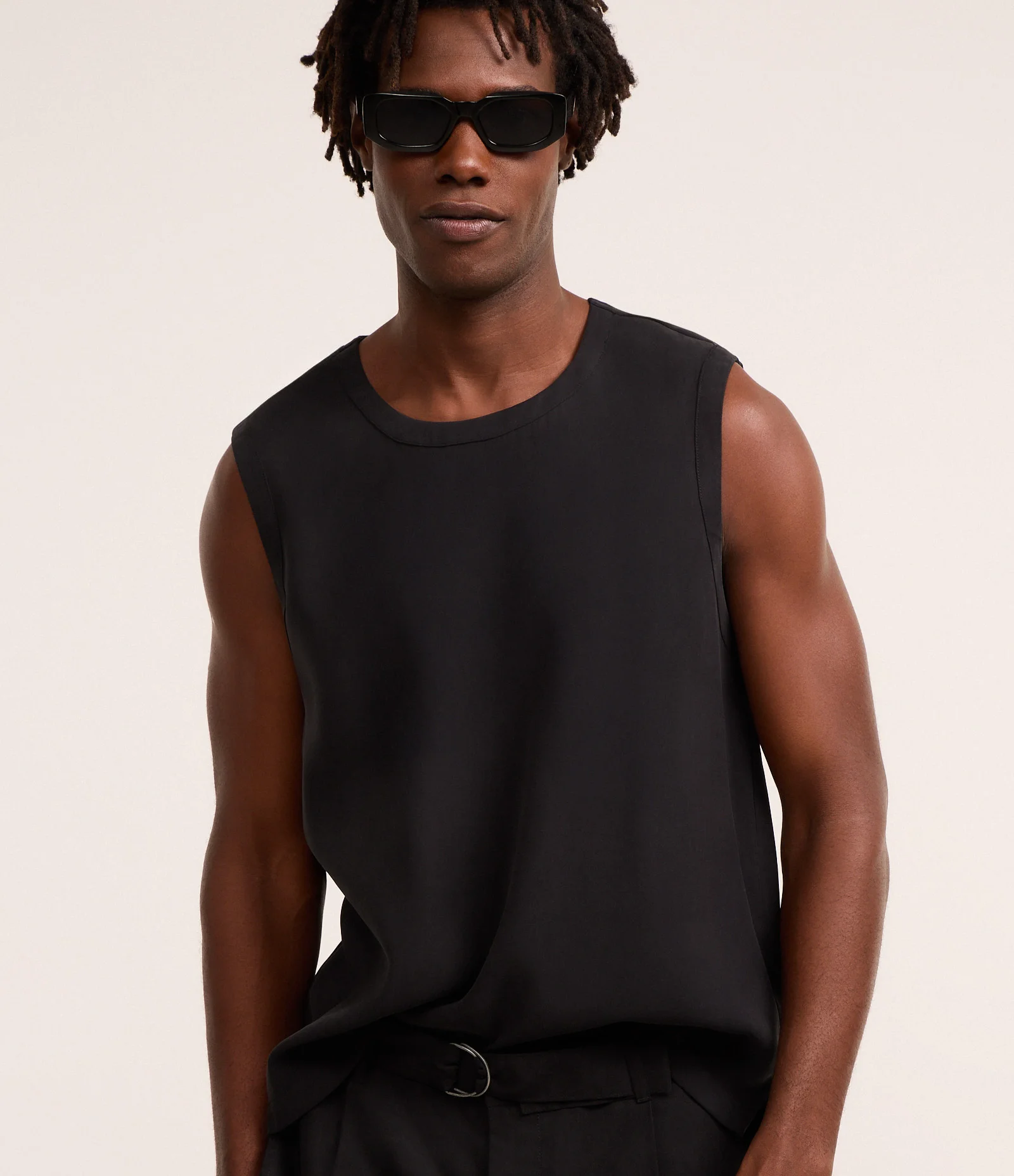 Regata Boxy em Modal com Gola Redonda Preto 1