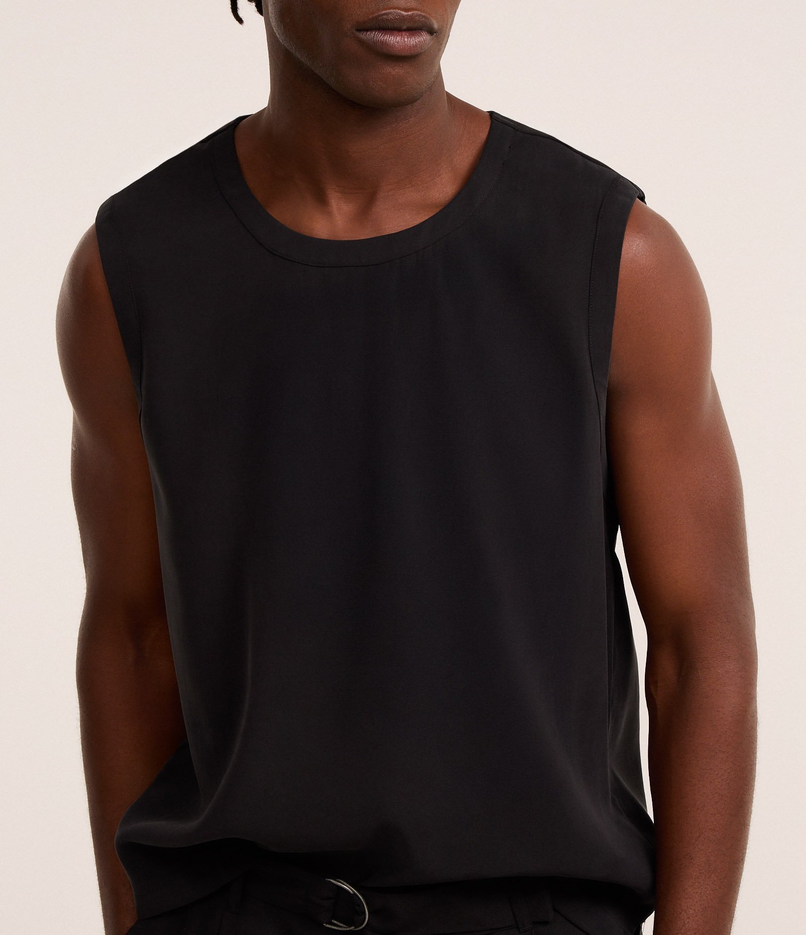 Regata Boxy em Modal com Gola Redonda Preto 3