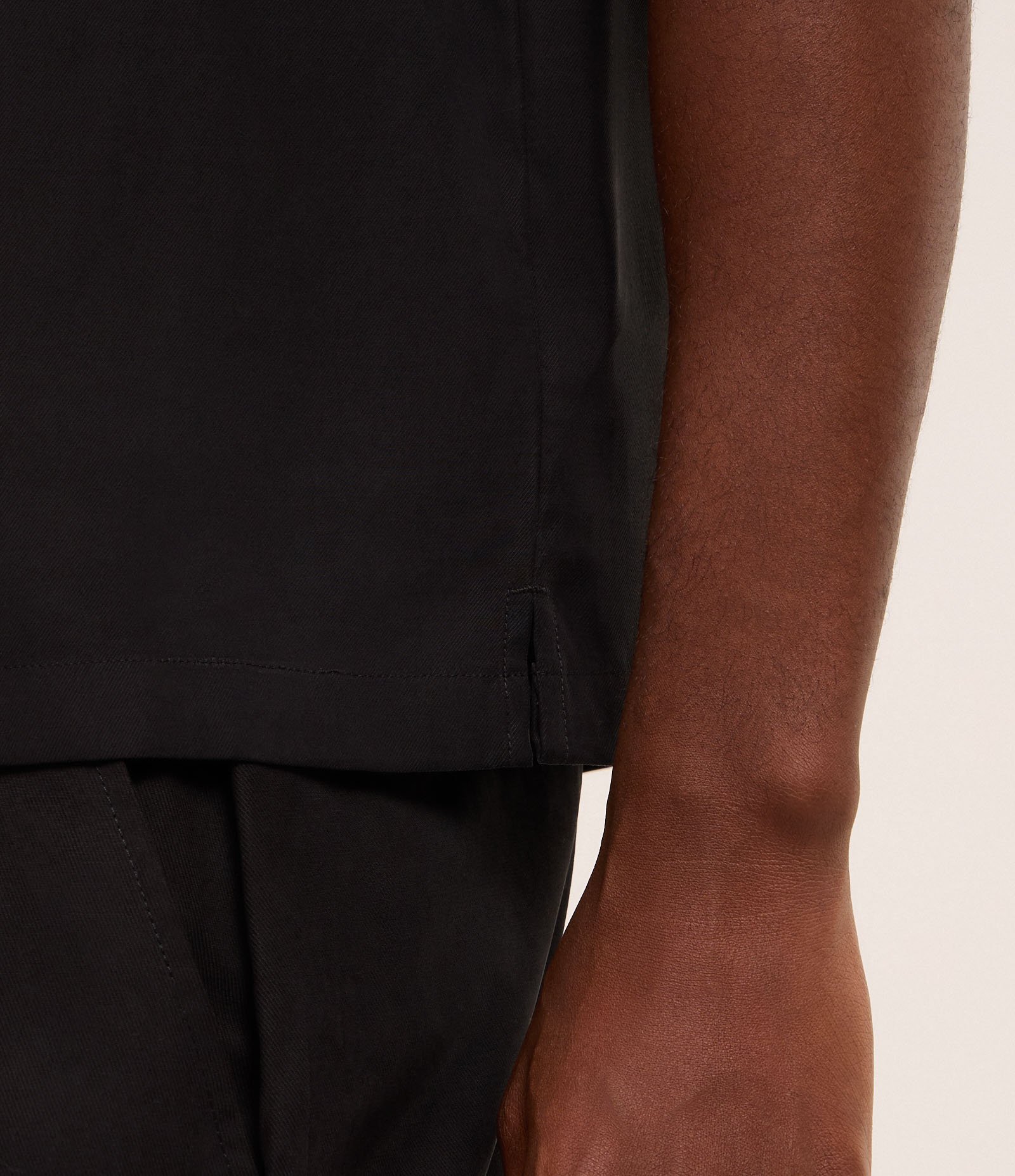 Regata Boxy em Modal com Gola Redonda Preto 4