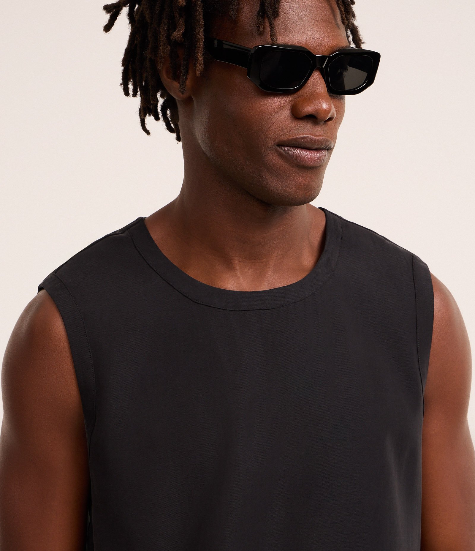 Regata Boxy em Modal com Gola Redonda Preto 5