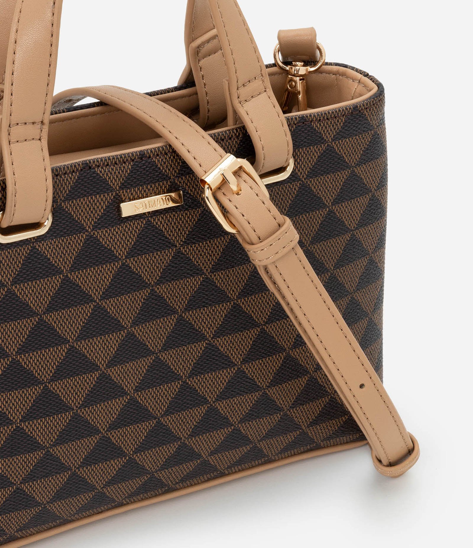 Bolsa Satchel Pequena com Estampa de Triângulos Marrom 6