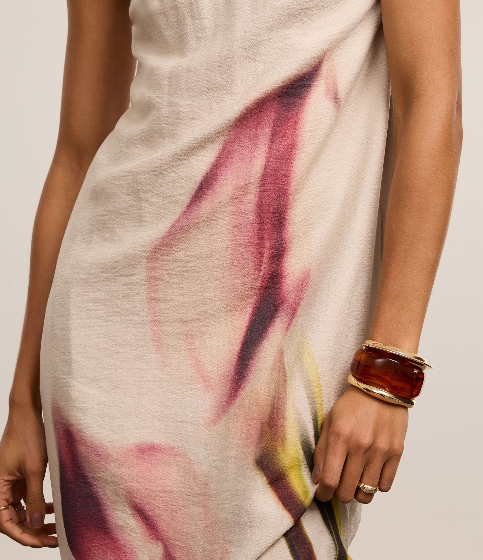 Vestido Midi Tomara que Caia em Crepe com Estampa Floral Bege 5