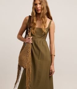 Vestido Midi Evasê  em Sarja com Alça Fina e Busto Ajustado