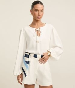 Blusa Acetinada com Pingente de Coração na Amarração da Gola