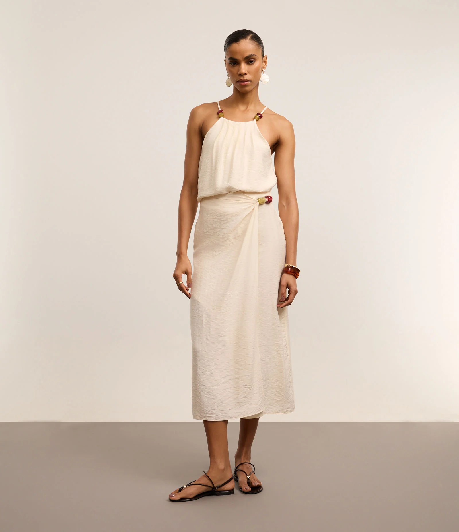 Blusa em Crepe com Decote Halter e Bolinhas nas Alças Bege 2