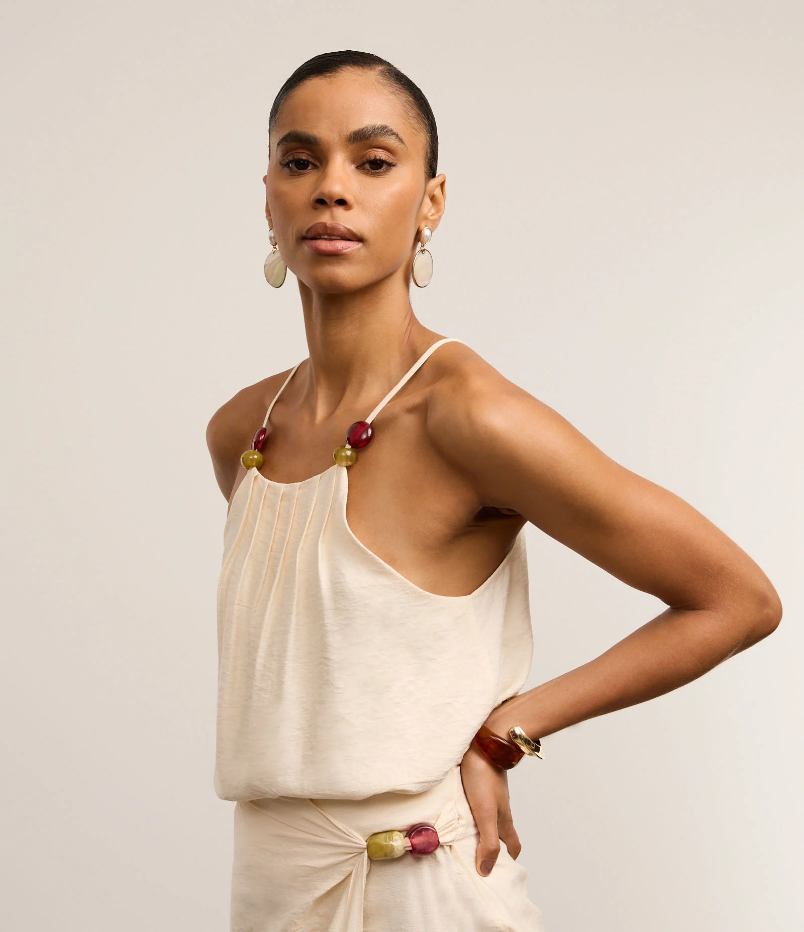 Blusa em Crepe com Decote Halter e Bolinhas nas Alças Bege 3