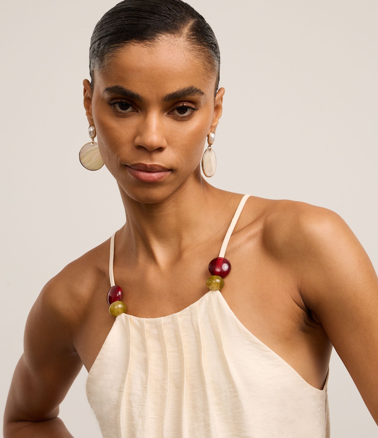 Blusa em Crepe com Decote Halter e Bolinhas nas Alças Bege 4