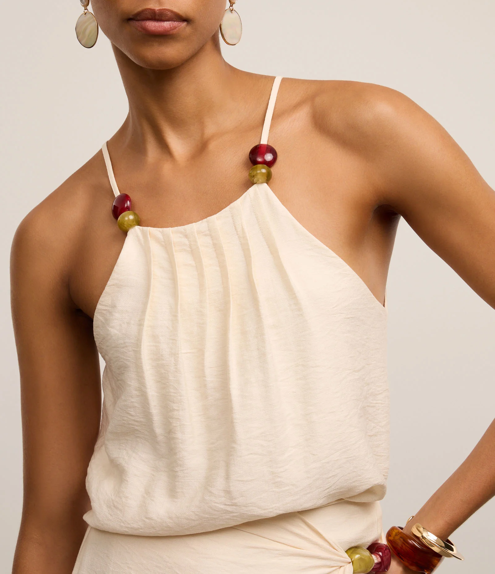 Blusa em Crepe com Decote Halter e Bolinhas nas Alças Bege 5