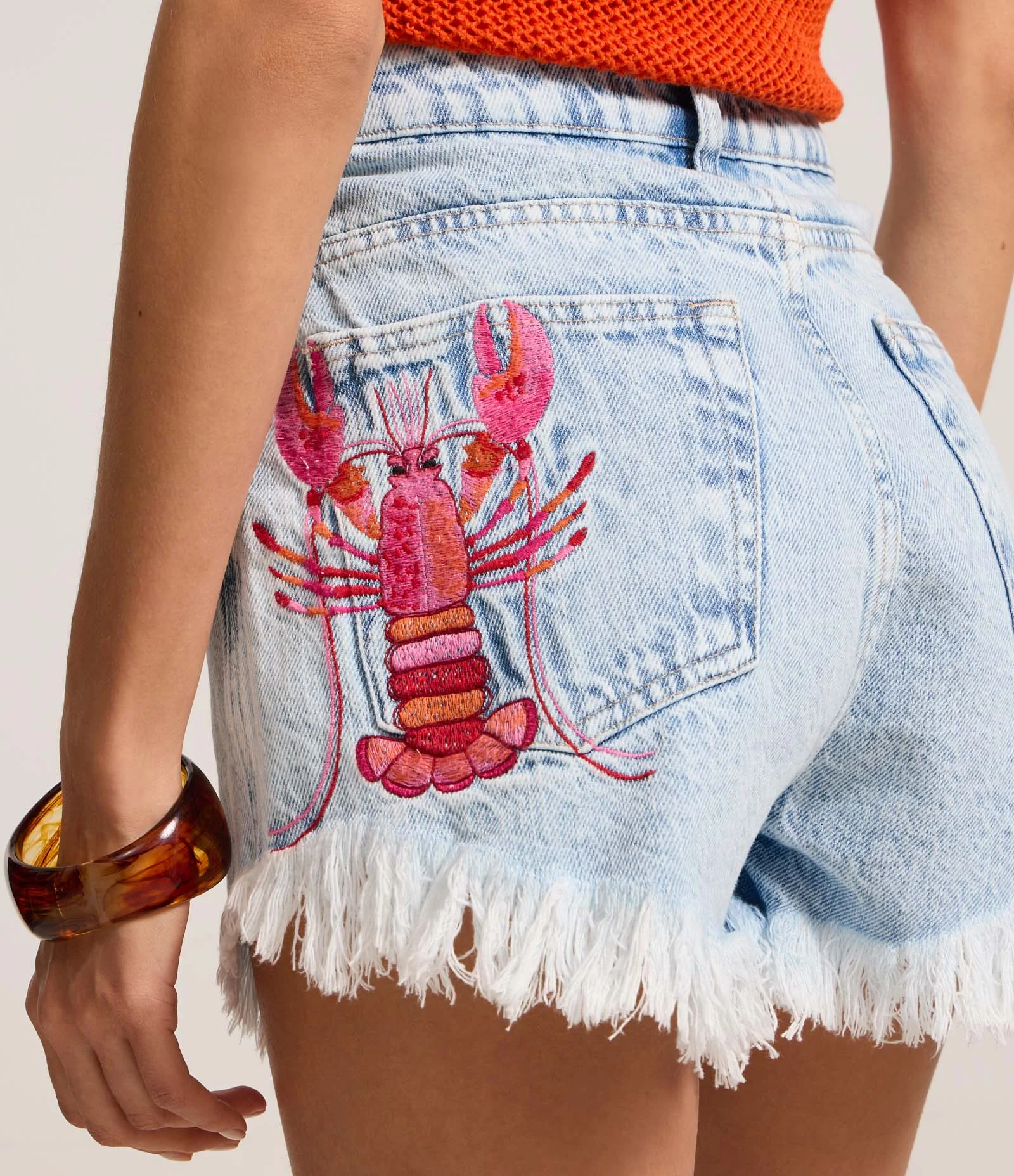 Short Cintura Alta em Jeans com Bordado de Lagosta Azul 4