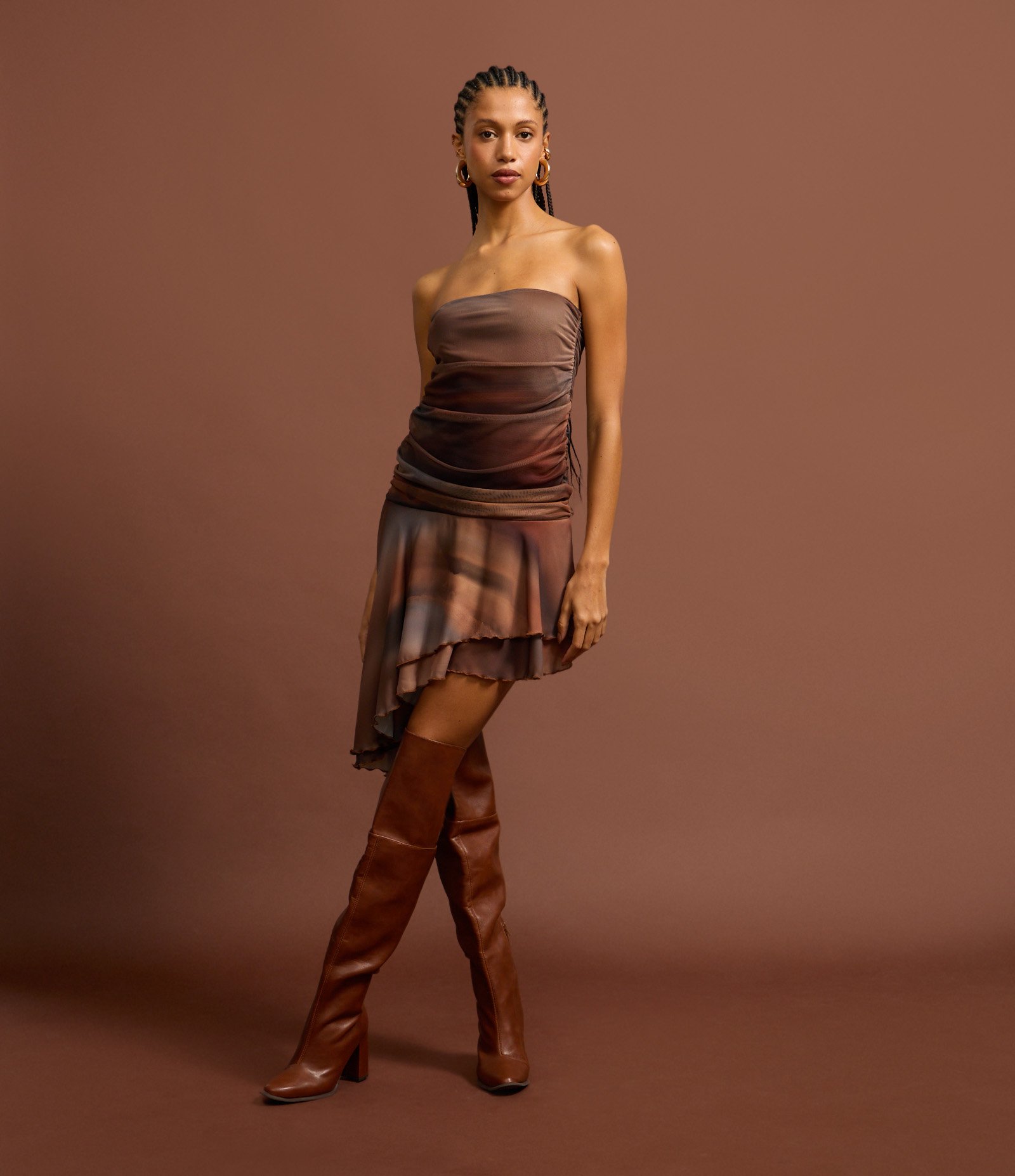 Vestido Curto em Tule Tomara que Caia Manchadinho e Assimétrico Marrom 5