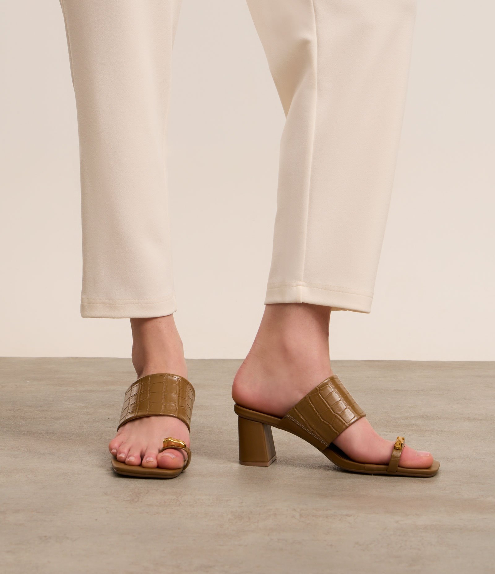 Sandália com Cabedal Croco e Dedeira com Detalhe de Metal Verde 8