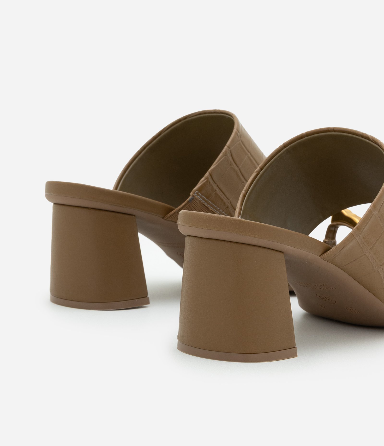 Sandália com Cabedal Croco e Dedeira com Detalhe de Metal Verde 7