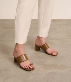 Sandália com Cabedal Croco e Dedeira com Detalhe de Metal