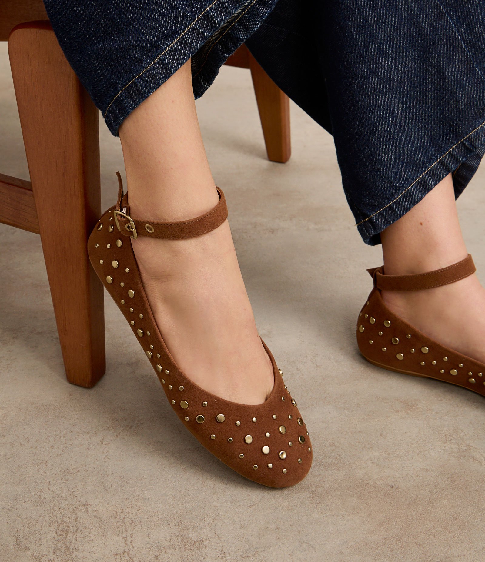 Sapatilha com Tornozeleira Afivelada e Rebites Marrom 2