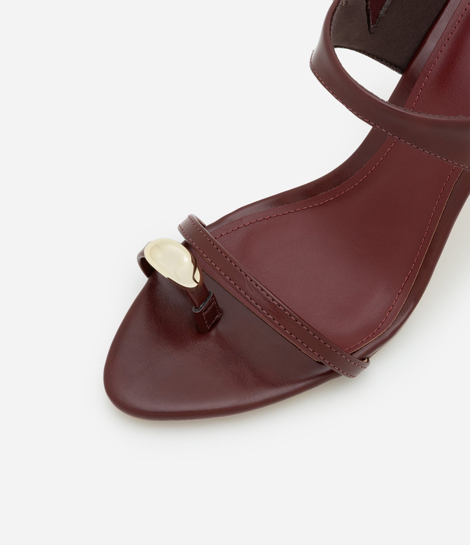 Sandália de Salto Alto com Dedeira com Detalhe de Metal Vinho 5