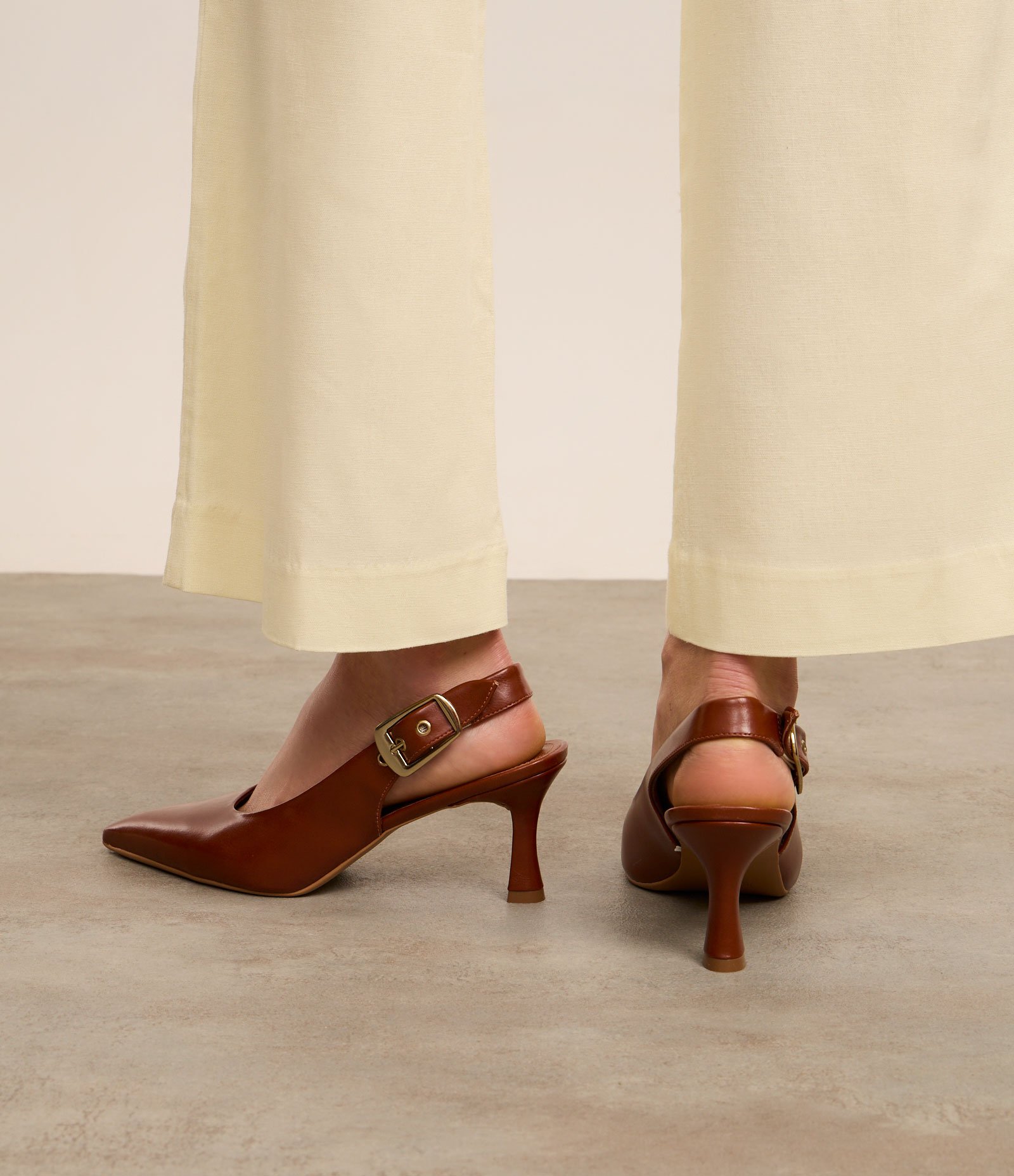 Sapato Scarpin Slingback com Maxi Fivela Caramelo 8