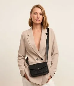 Bolsa Transversal Média com Tampa e Textura Embossed