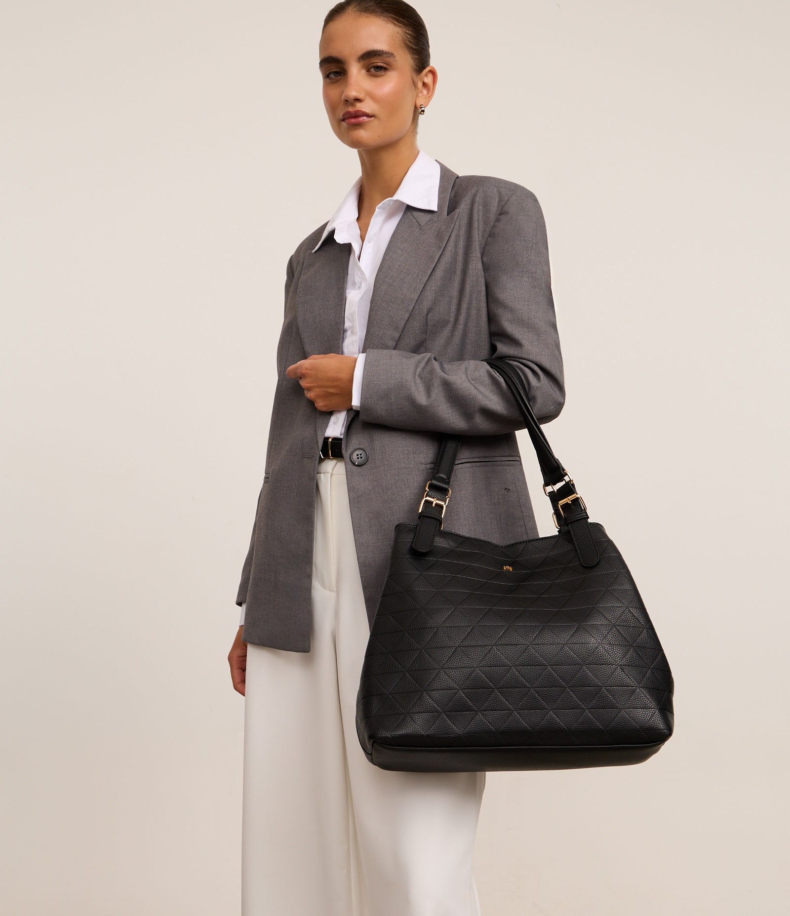 Bolsa Hobo Grande com Textura e Detalhes em Metal 9