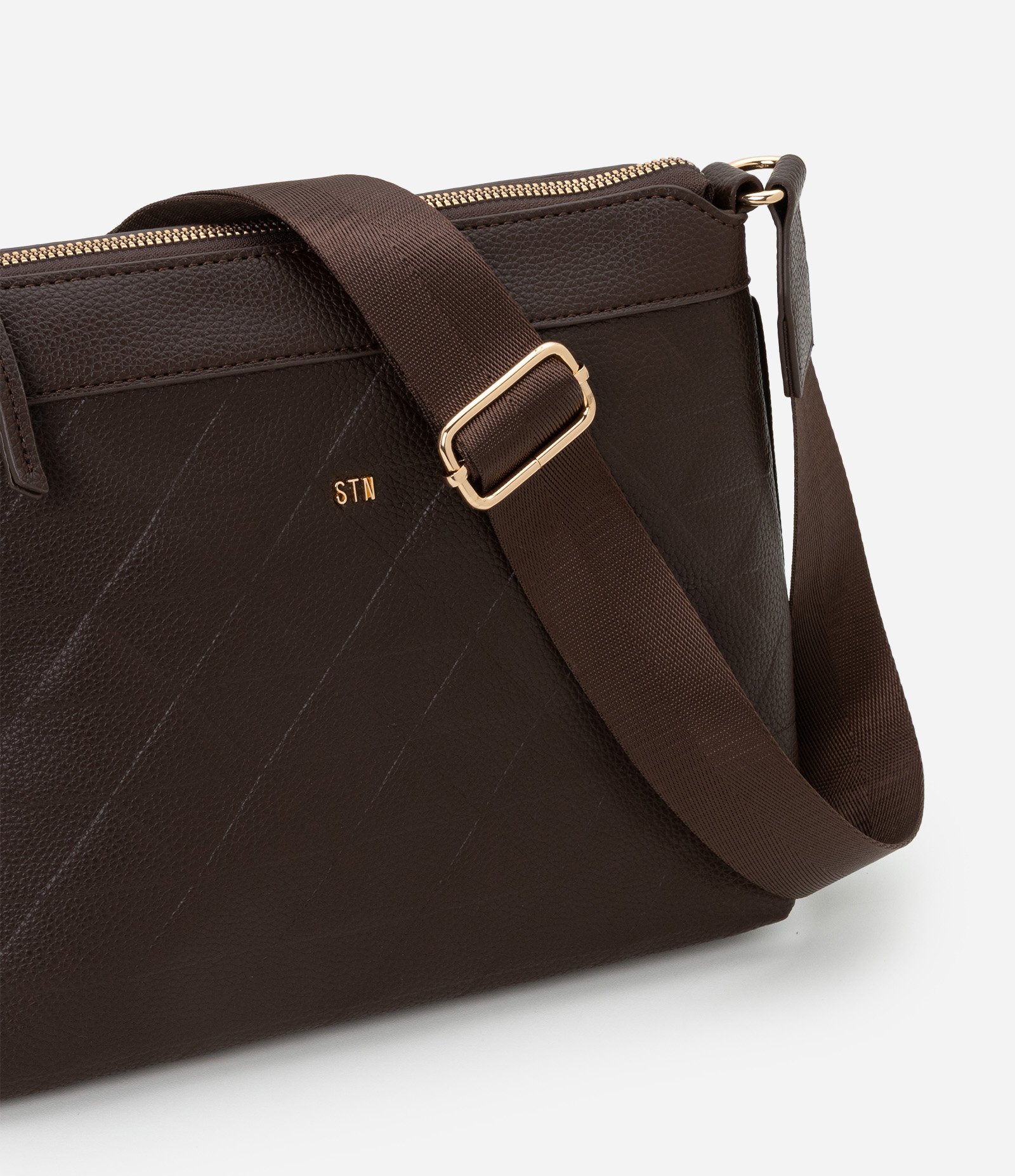 Bolsa Transversal Postman Média com Efeito Embossed e Alça de Gorgorão Marrom 5