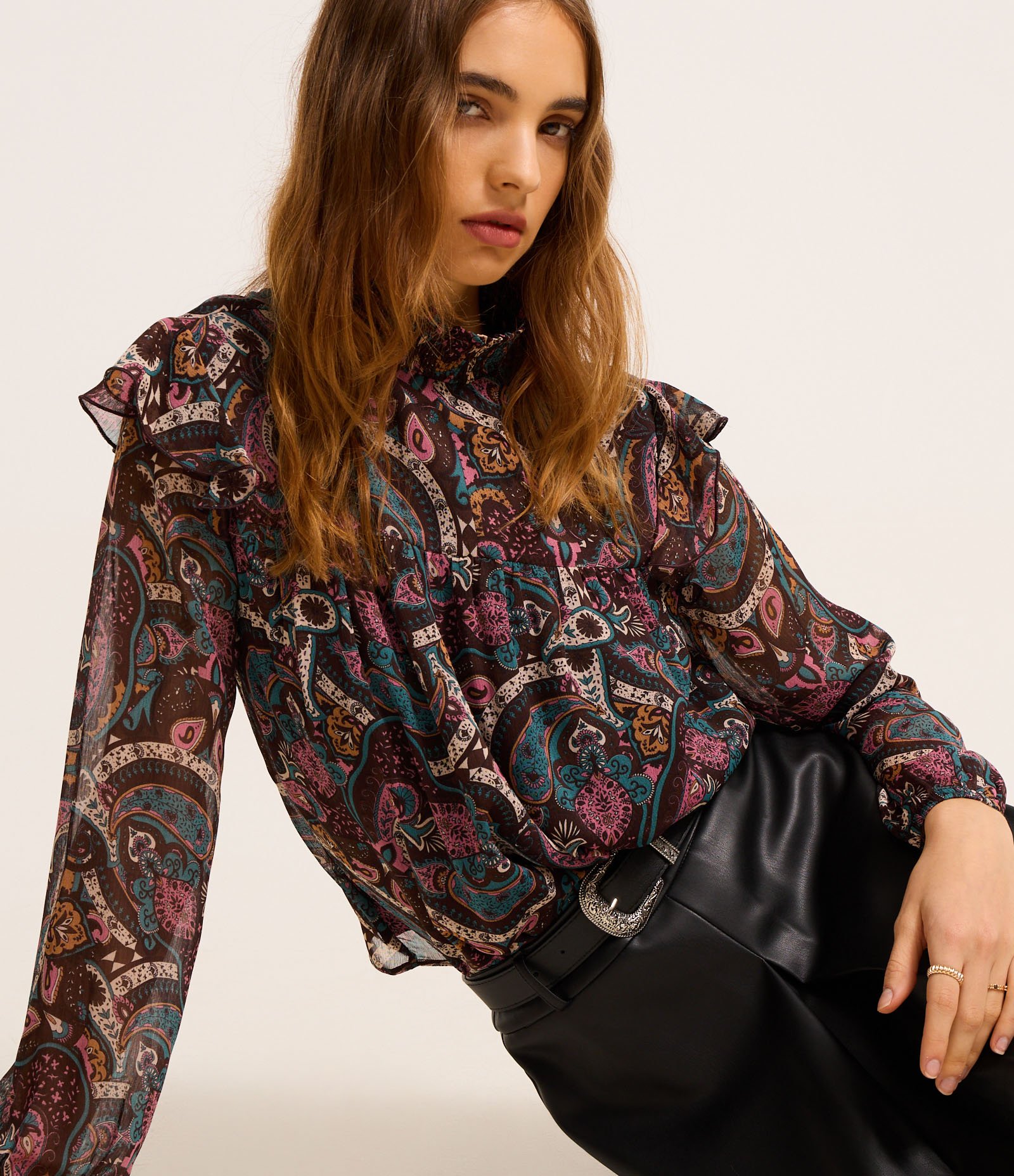 Blusa em Chiffon com Gola Alta e Estampa Paisley Multicores 7