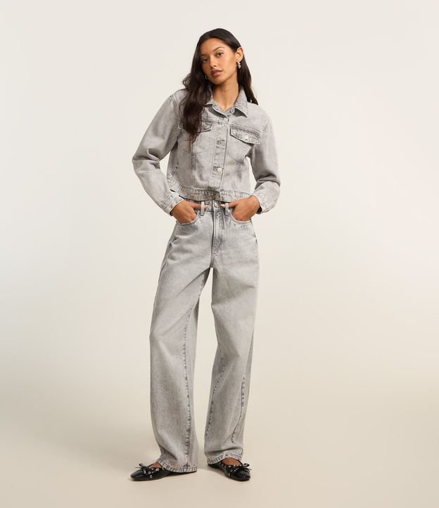 Calça Baggy em Jeans com Passantes e Bolsos