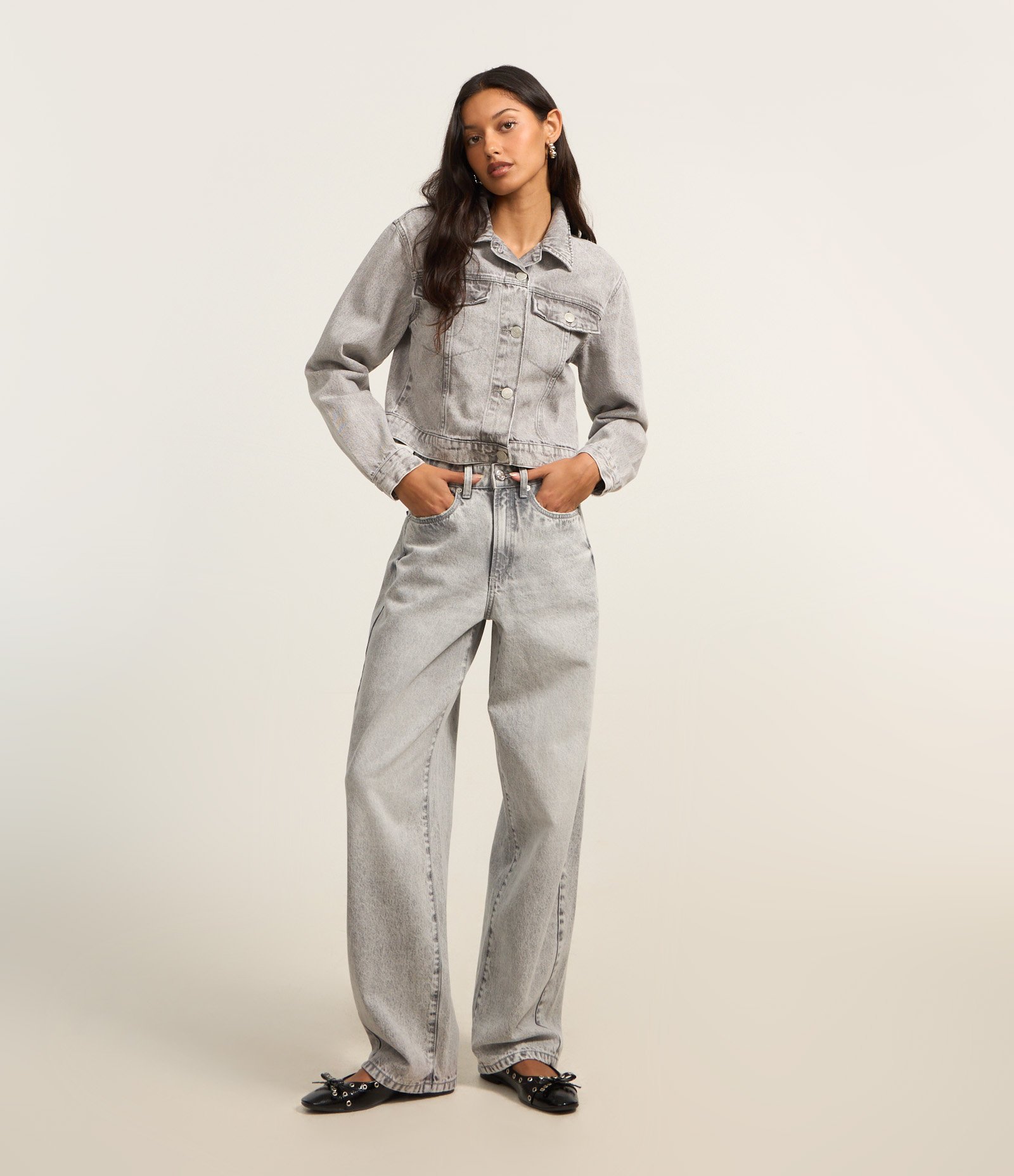 Calça Baggy em Jeans com Passantes e Bolsos Cinza 1