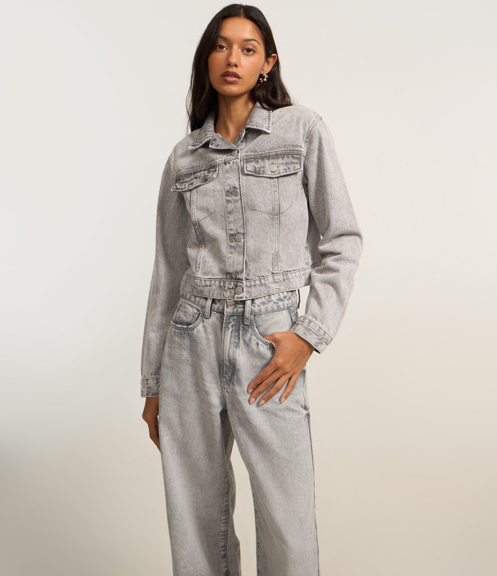 Calça Baggy em Jeans com Passantes e Bolsos Cinza 2