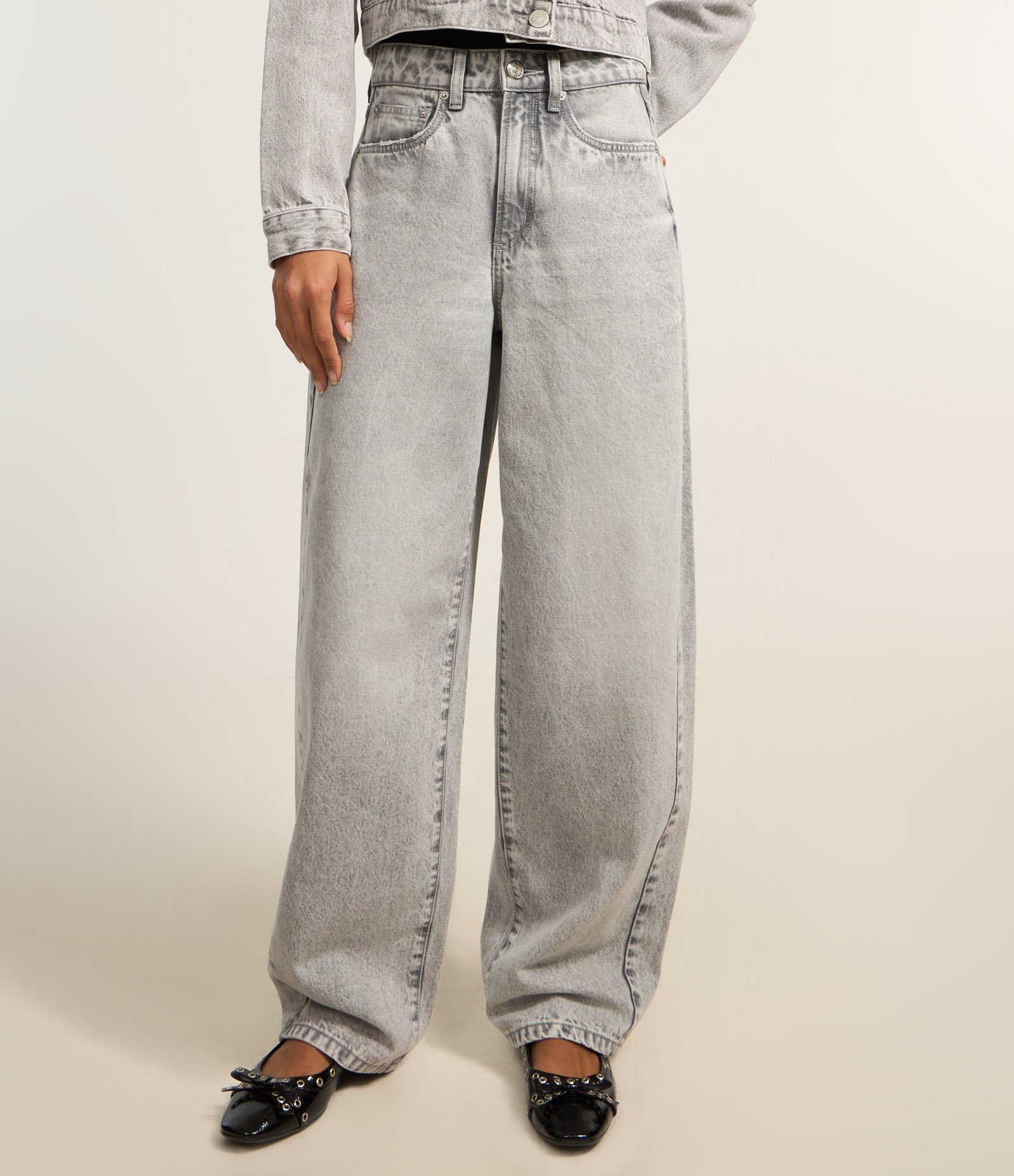 Calça Baggy em Jeans com Passantes e Bolsos Cinza 3