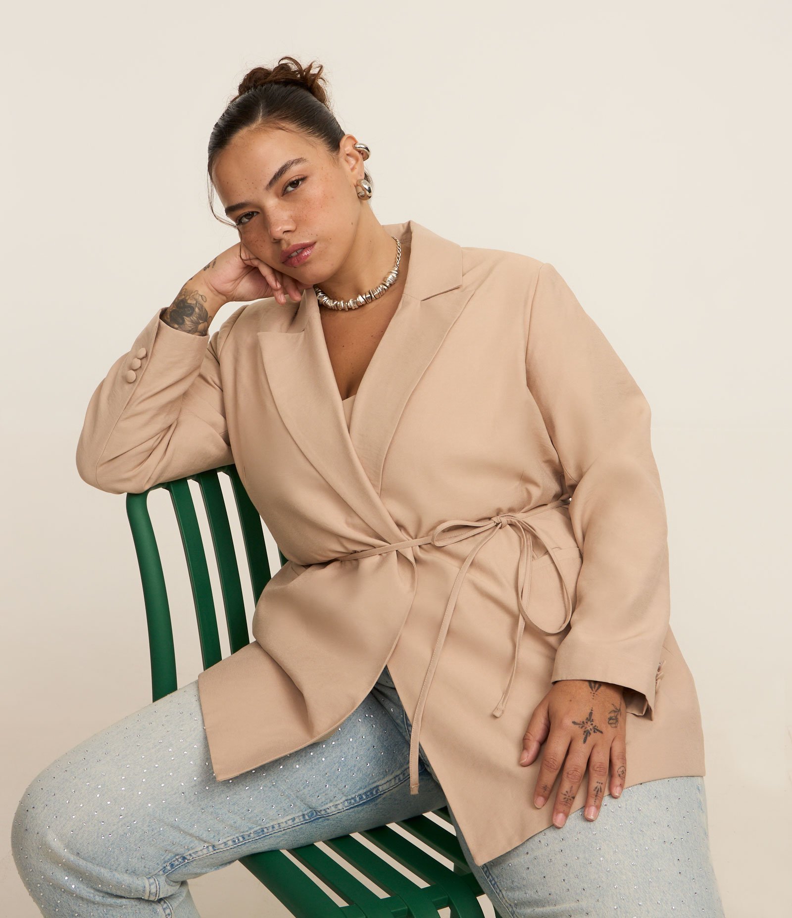 Blazer Alfaiataria com Amarração na Cintura Curve & Plus Size Bege 1