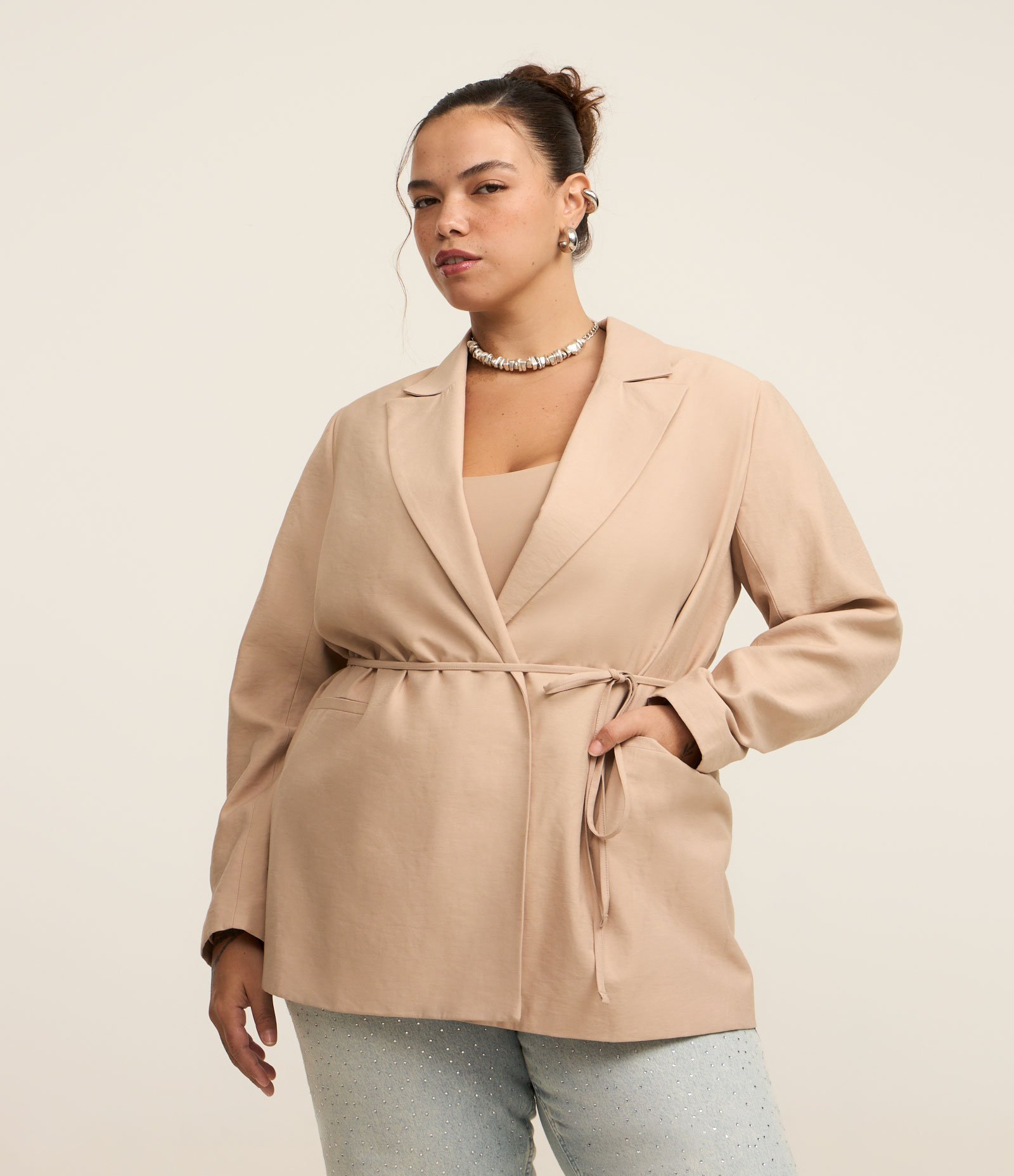 Blazer Alfaiataria com Amarração na Cintura Curve & Plus Size Bege 2