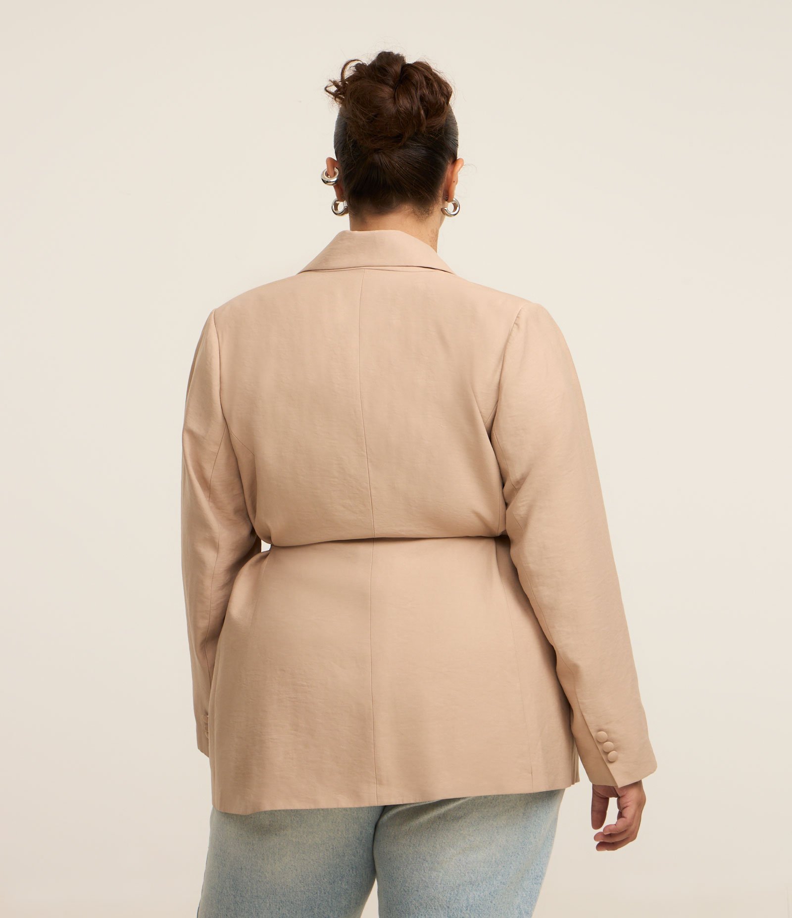 Blazer Alfaiataria com Amarração na Cintura Curve & Plus Size Bege 4
