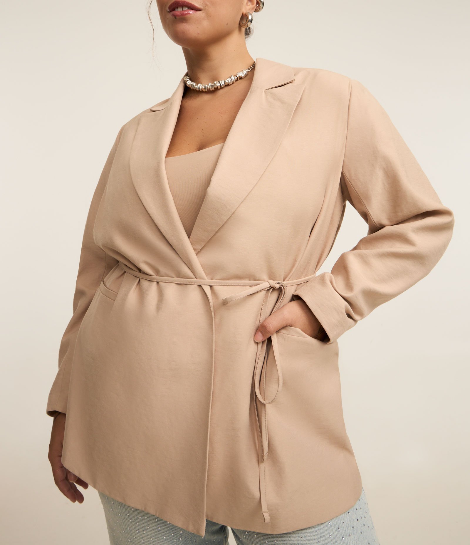 Blazer Alfaiataria com Amarração na Cintura Curve & Plus Size Bege 5