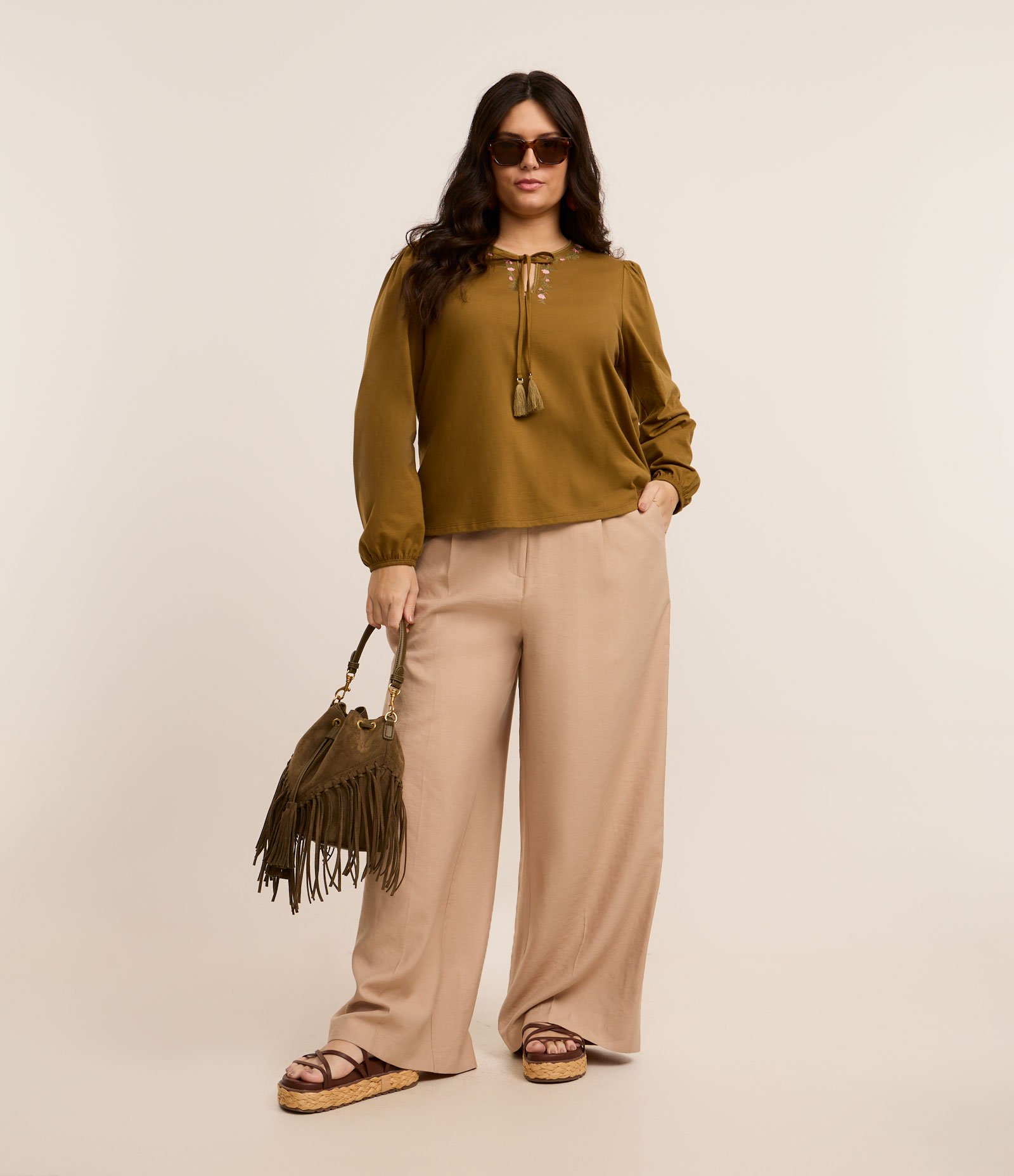 Calça Pantalona em Alfaiataria com Botão Forrado Curve & Plus Size Bege 1