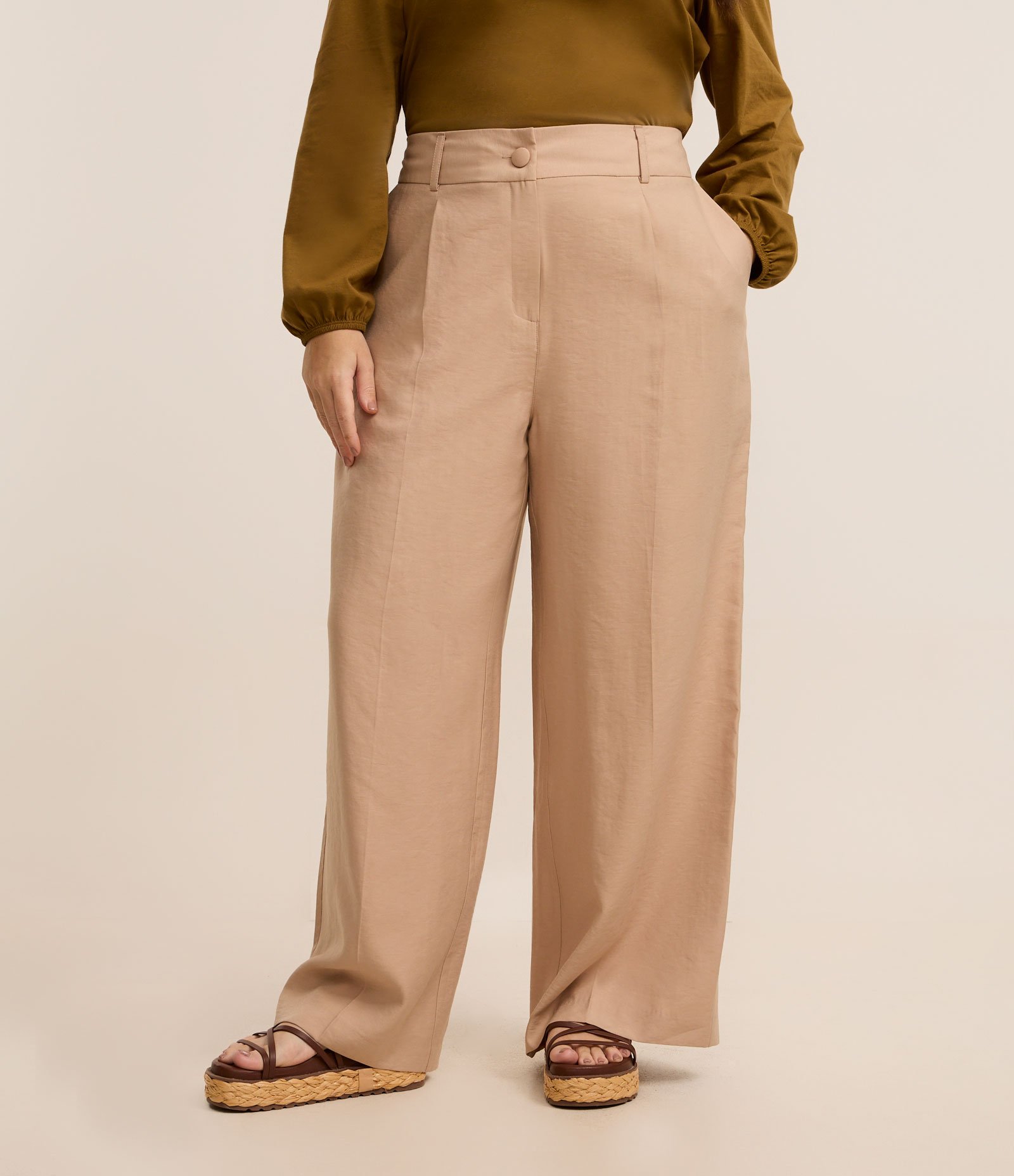 Calça Pantalona em Alfaiataria com Botão Forrado Curve & Plus Size Bege 2