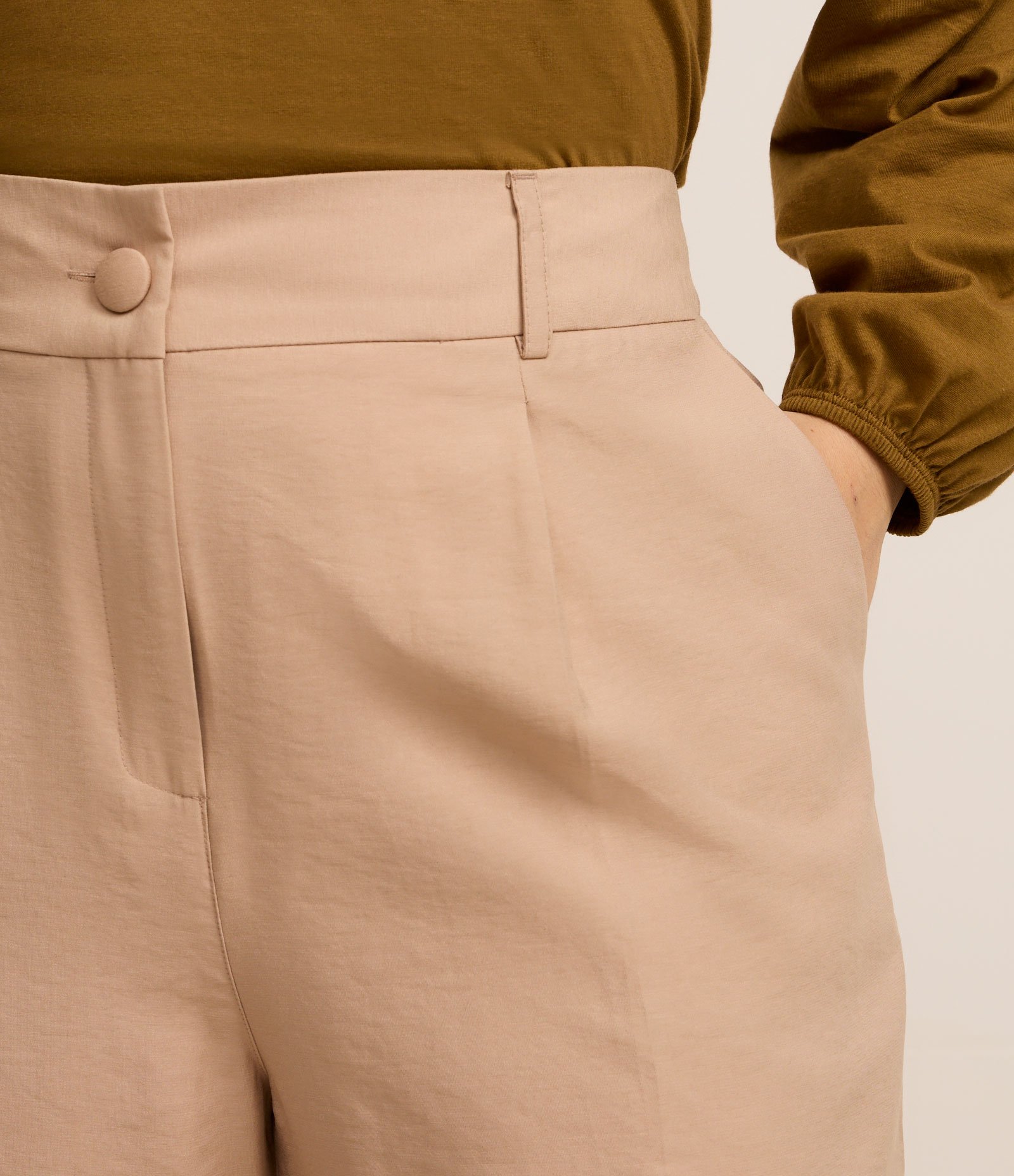 Calça Pantalona em Alfaiataria com Botão Forrado Curve & Plus Size Bege 4