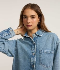 Camisa Oversized em Jeans com Bolso e Cava Deslocada