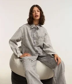 Camisa Oversized em Jeans com Bolso e Cava Deslocada