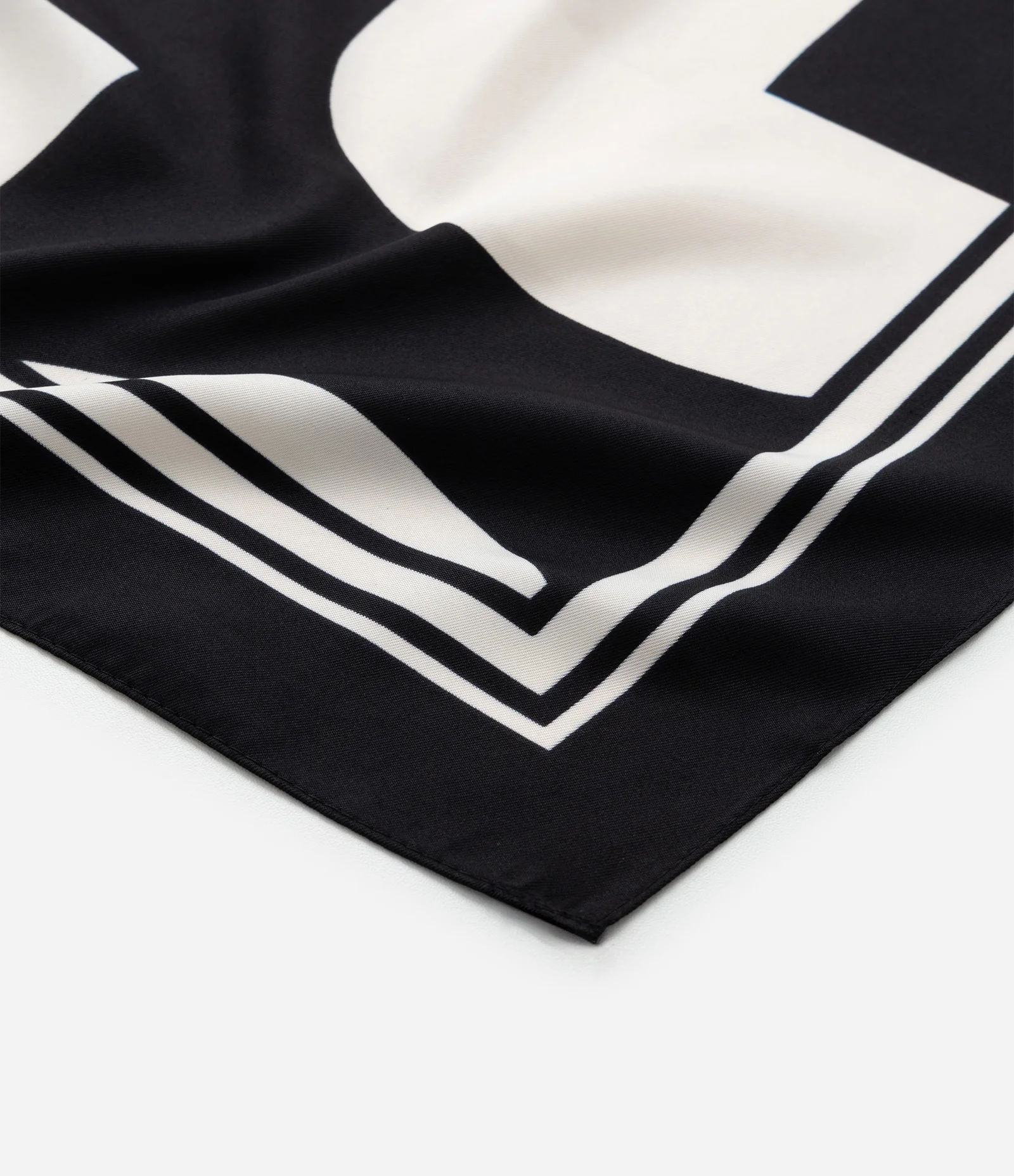 Lenço Quadrado em Cetim com Estampa Geométrica Bicolor Preto/Branco 2