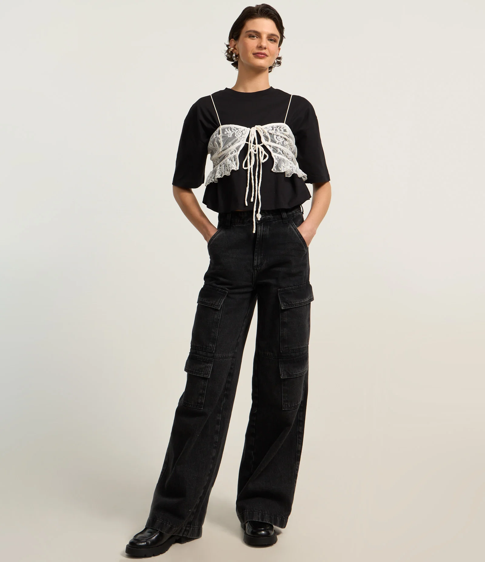 Blusa Cropped em Renda com Alça Rabo de Rato e Babado na Barra Branco 2